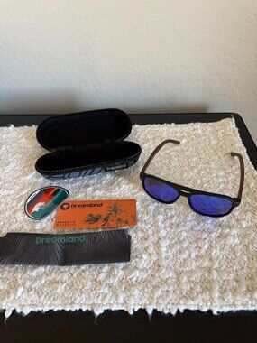 NWT Dreamland Bamboo Sunglasses with Case